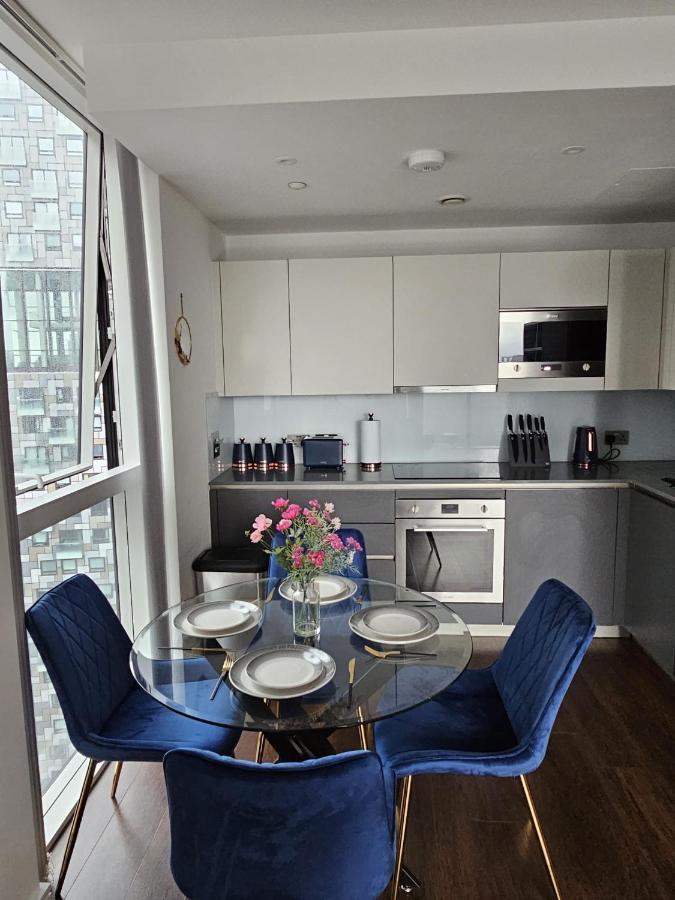 2 Bed Luxurious Apartments Canary Wharf ลอนดอน ภายนอก รูปภาพ