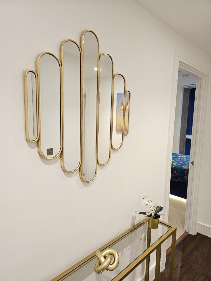 2 Bed Luxurious Apartments Canary Wharf ลอนดอน ภายนอก รูปภาพ