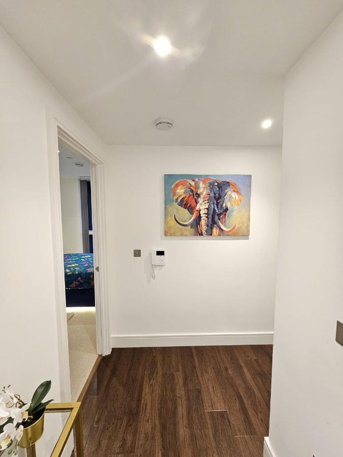 2 Bed Luxurious Apartments Canary Wharf ลอนดอน ภายนอก รูปภาพ